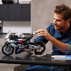 42130 LEGO Technic BMW M 1000 RR - Thumbnail