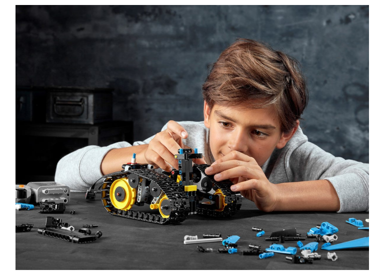 42095 LEGO Technic Uzaktan Kumandalı Gösteri Yarışçısı